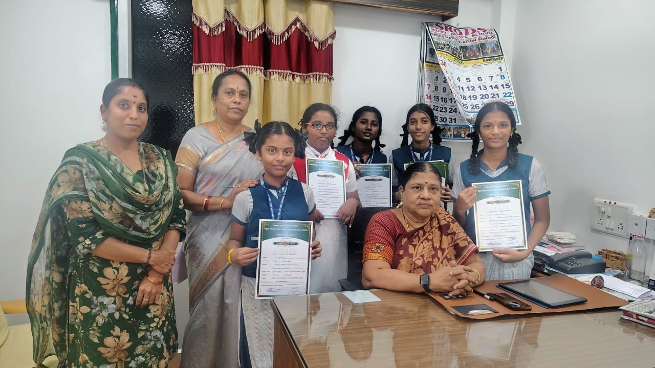 எஸ்ஆர்ஜிடிஎஸ் மெட்ரிக் மேல்நிலைப்பள்ளி மாணவிகள் சிலம்பம் போட்டி