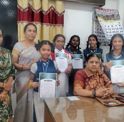 எஸ்ஆர்ஜிடிஎஸ் மெட்ரிக் மேல்நிலைப்பள்ளி மாணவிகள் சிலம்பம் போட்டி