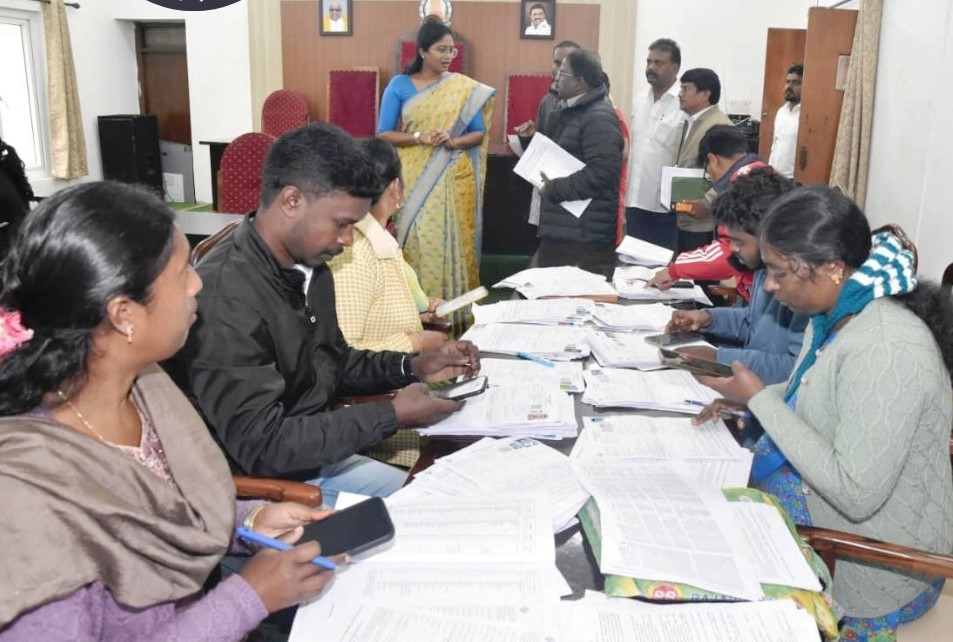 உதகை நகராட்சி அலுவலகத்தில் எஸ்ஐஆர் படிவங்கள் பதிவேற்றம் செய்யும் பணி