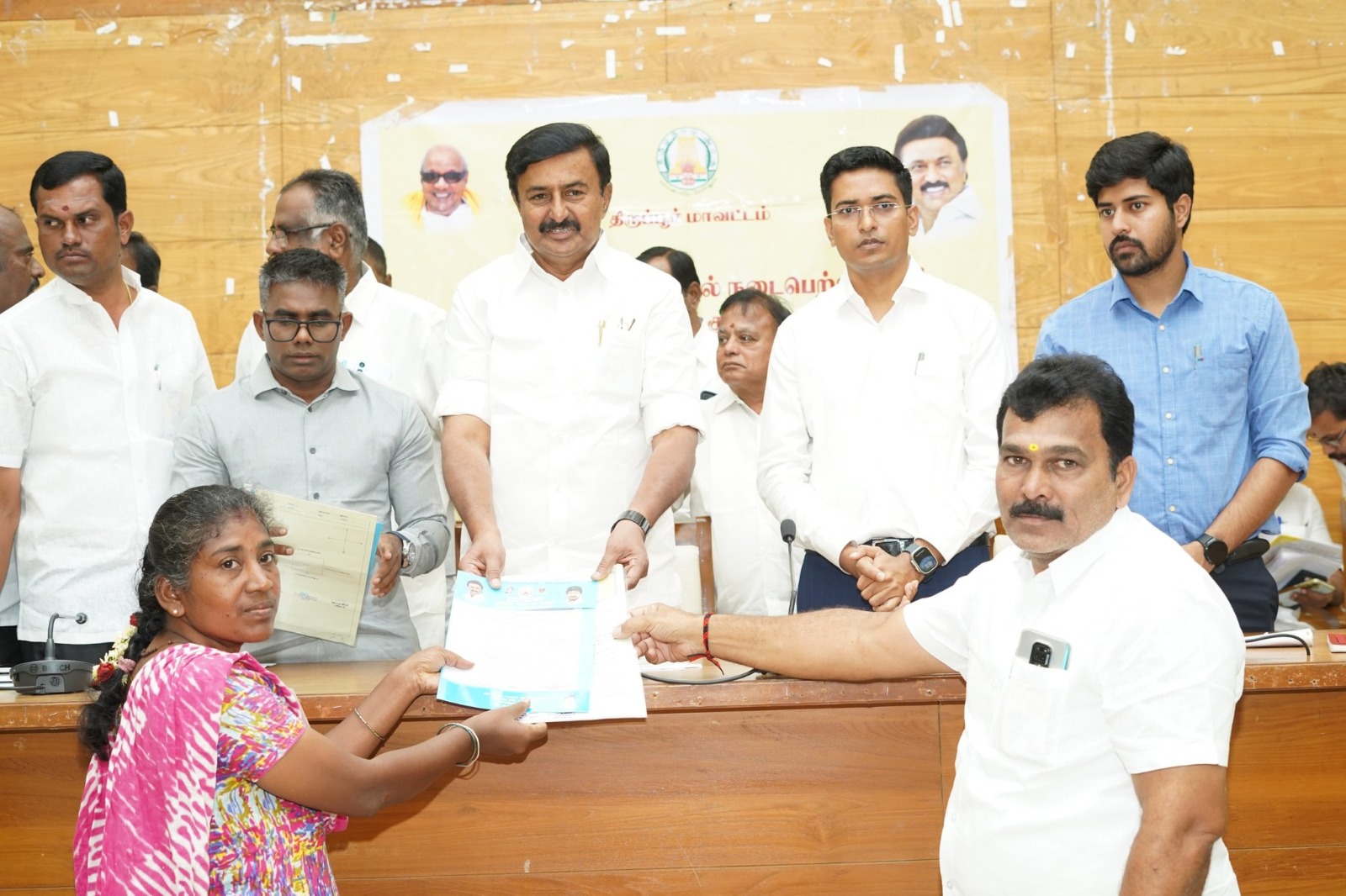 திருப்பூரில் பயனாளிகளுக்கு வீட்டுமனைப்பட்டா