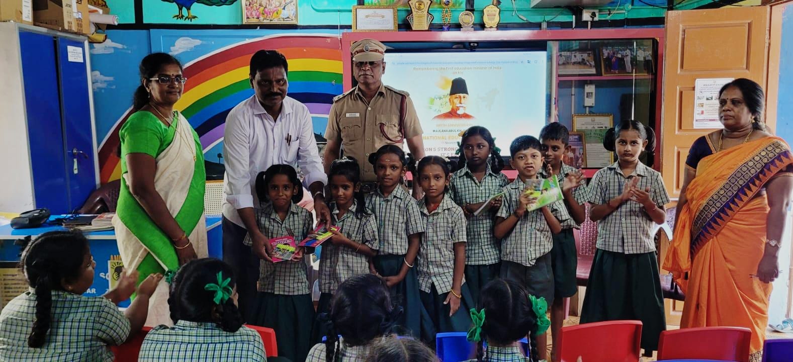 வந்தவாசி ஊராட்சி பள்ளியில் பயிலும் 8 இரட்டையர் மாணவர்களுக்கு பரிசுகள்