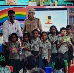 வந்தவாசி ஊராட்சி பள்ளியில் பயிலும் 8 இரட்டையர் மாணவர்களுக்கு பரிசுகள்