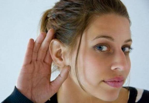 "இந்தக் காதில் வாங்கி"