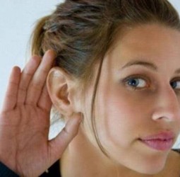 "இந்தக் காதில் வாங்கி"