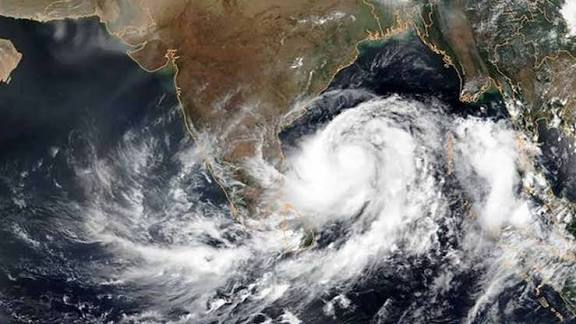 வங்கக் கடலில் ஆழ்ந்த காற்றழுத்தத் தாழ்வு மண்டலம் உருவாகும் வாய்ப்பு எதிரொலி: அலுவலர்களுடன் கே.கே.எஸ்.எஸ்.ஆர் ஆய்வு