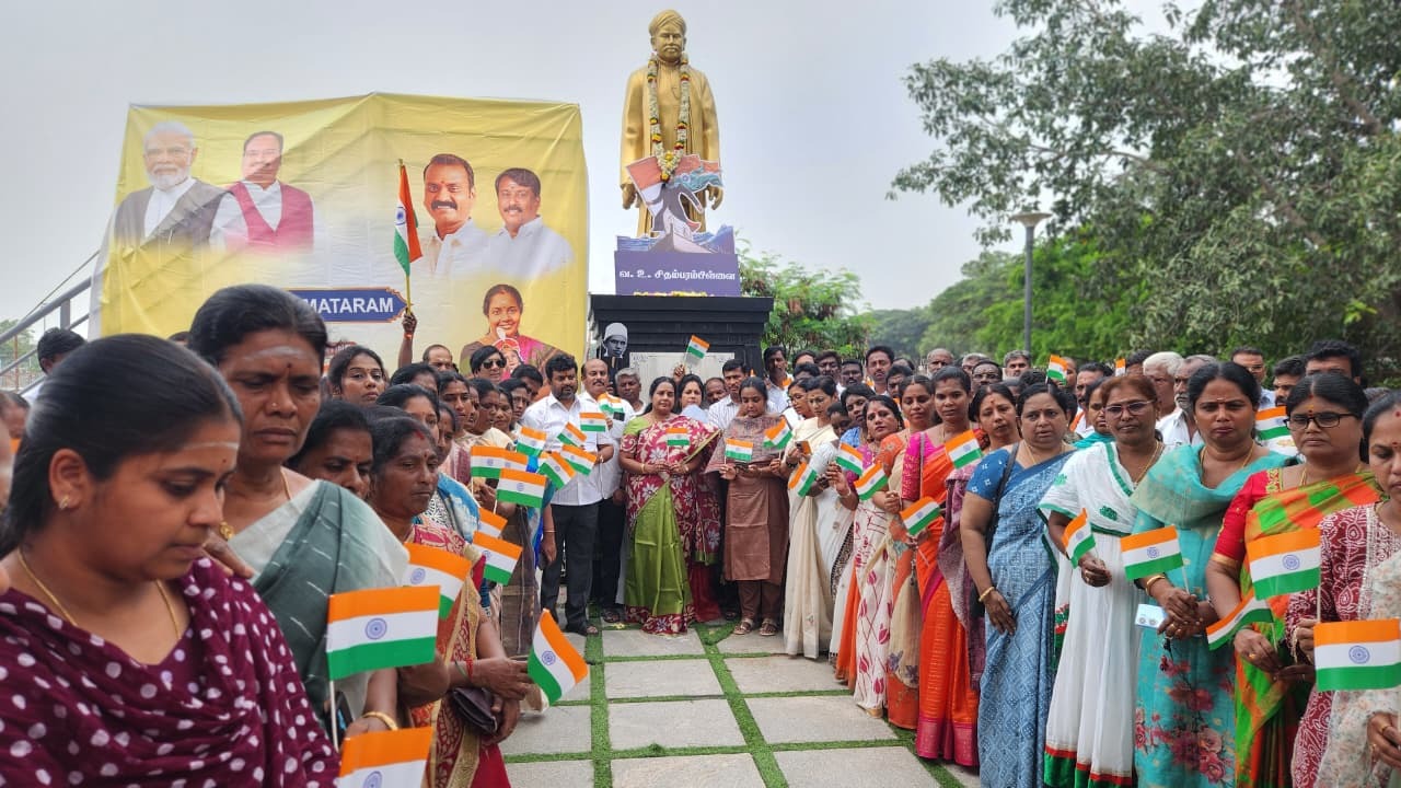 கோவையில் வ.உ.சி.யின் சிலைக்கு வானதி சீனிவாசன் எம்எல்ஏ தலைமையில் பாஜக நிர்வாகிகள் மாலை அணிவித்து மரியாதை