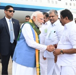 கோவை வந்த பிரதமர் மோடியை மாநில பாஜக தலைவர் நயினார் நாகேந்திரன் வரவேற்றார்