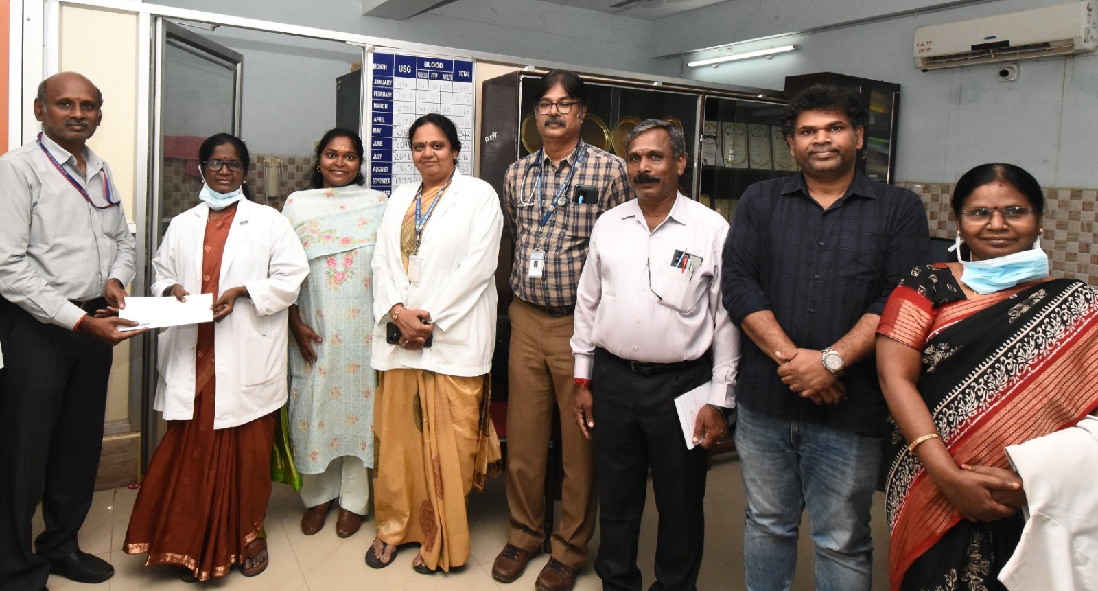 தஞ்சை ராசா மிராசுதார் அரசு மருத்துவமனை வளாகத்தில் புதிதாக ரத்த சேமிப்பு வங்கி கட்டிடம் கட்டுவதற்கு காசோலை