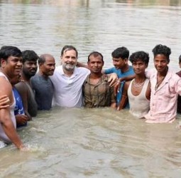 மீனவர்களுடன் இணைந்து குளத்தில் இறங்கி மீன் பிடித்தார் ராகுல் காந்தி: பிஹாரில் சுவாரஸ்யம்!