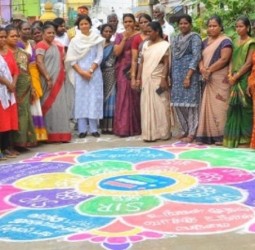 மகளிர் சுய உதவிக்குழுவினர் எஸ்ஐஆர் விழிப்புணர்வு குறித்து ரங்கோலி கோலம்