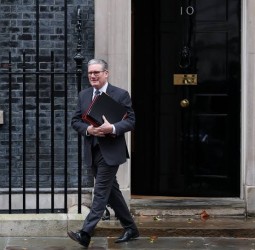 பிரிட்டனில் குடியேற கட்டுப்பாடு : கோடீஸ்வரர்களுக்கு மட்டும் வாய்ப்பு