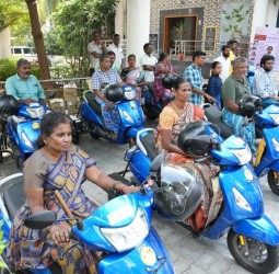 25 பயனாளிகளுக்கு இணைப்பு சக்கரம் பொருத்தப்பட்ட இருசக்கர வாகனங்கள்