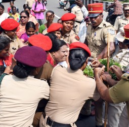 புதுச்சேரியில் செயல்படாத மகளிர் ஆணையத்துக்கு மலர் வளையம் வைக்கும் போராட்டம்