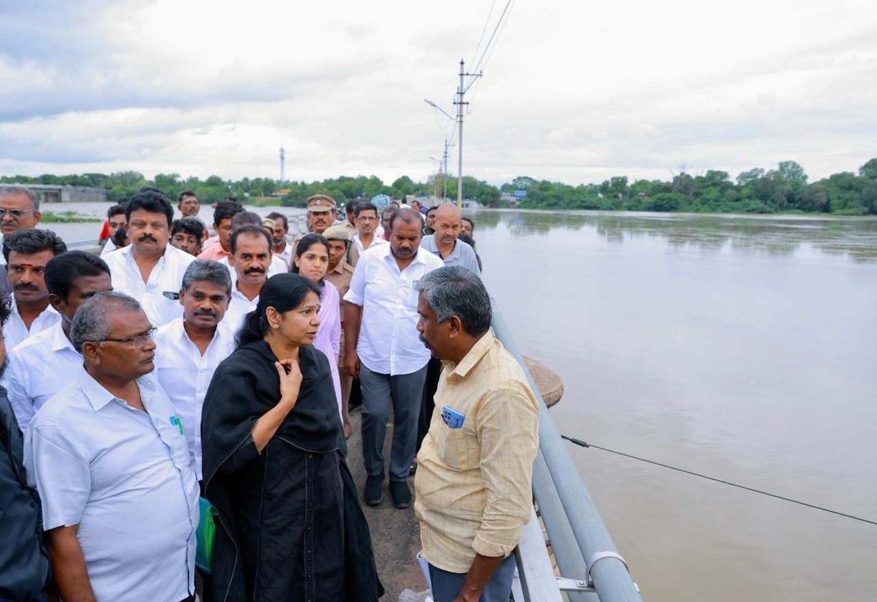 திருவைகுண்டம் அணைக்கட்டு பகுதியில் தாமிரபரணி ஆற்றில் வெள்ளம்