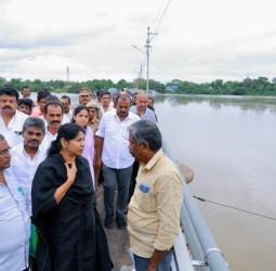 திருவைகுண்டம் அணைக்கட்டு பகுதியில் தாமிரபரணி ஆற்றில் வெள்ளம்