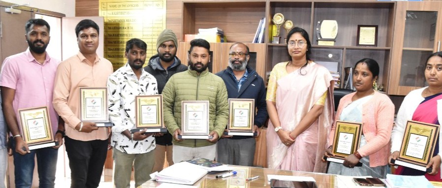 வாக்காளர் பட்டியல் சிறப்பு தீவிர பணிகளை 100 சதவீதம் நிறைவு செய்த வாக்குச்சாவடி நிலை அலுவலர்களுக்கு கலெக்டர் லட்சுமி பவ்யா கேடயம்