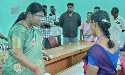 வாக்காளர் கணக்கீட்டு படிவம் இணையதளத்தில் பதிவேற்றம் செய்யும் பணிகளை கலெக்டர் அழகுமீனா நேற்று ஆய்வு