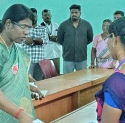 வாக்காளர் கணக்கீட்டு படிவம் இணையதளத்தில் பதிவேற்றம் செய்யும் பணிகளை கலெக்டர் அழகுமீனா நேற்று ஆய்வு