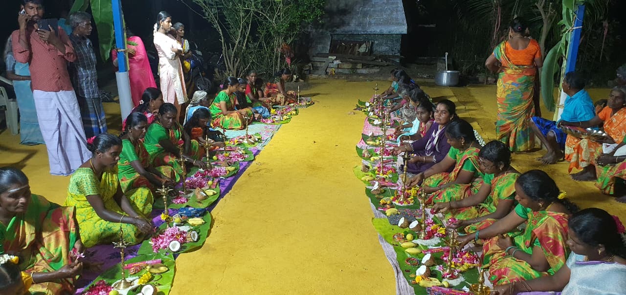 வெள்ளோட்டம்பரப்பு பேரூராட்சி, மொசுக்கரை பகுதியில் உள்ள கோயிலில் குத்துவிளக்கு பூஜை