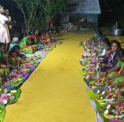 வெள்ளோட்டம்பரப்பு பேரூராட்சி, மொசுக்கரை பகுதியில் உள்ள கோயிலில் குத்துவிளக்கு பூஜை