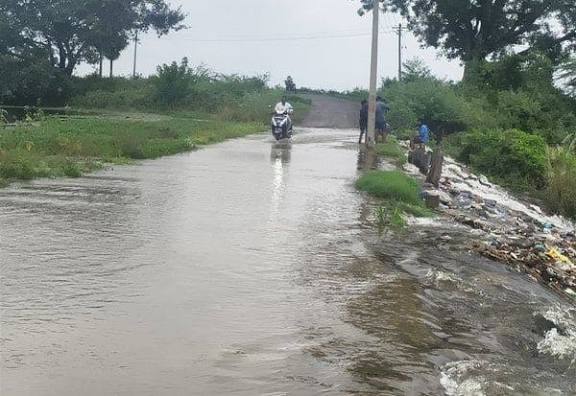 தொடர் கனமழையால் பெரிய ஏரி நிரம்புகிறது