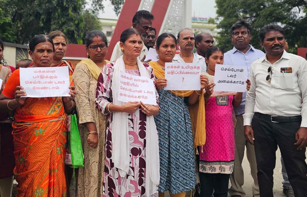 சூலூர் மைலம்பட்டியில் குடியிருப்பு பகுதியில் செல்போன் டவர் அமைக்க எதிர்ப்பு தெரிவித்து கலெக்டரிடம் பொதுமக்கள் மனு