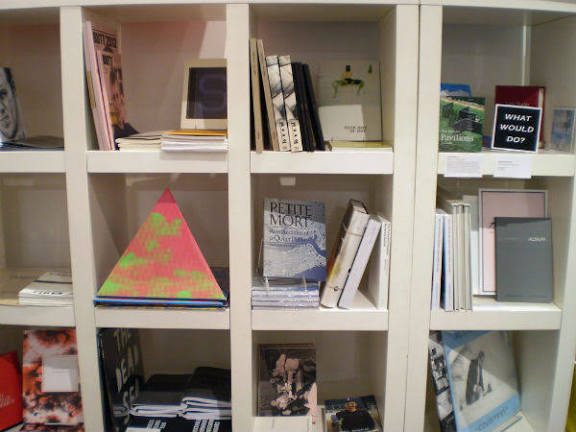 வீட்டில் புத்தக அலமாரியை அழகாக பராமரிப்பது எப்படி !!!