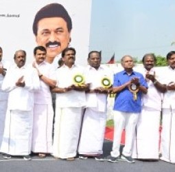 மொடக்குறிச்சி ஜெயராமபுரத்தில், சுதந்திர போராட்ட வீரர் தீரன்சின்னமலையின் படைத்தளபதி பொல்லான் சிலை