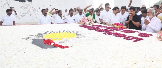 உதயநிதி தனது பிறந்தநாளையொட்டி, கருணாநிதி நினைவிடத்தில் மலர் தூவி மரியாதை