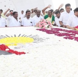 உதயநிதி தனது பிறந்தநாளையொட்டி, கருணாநிதி நினைவிடத்தில் மலர் தூவி மரியாதை