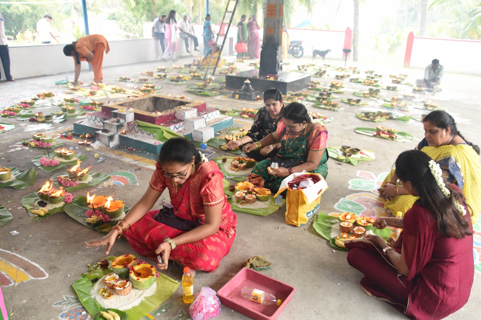 கால பைரவர் கோவிலில் பக்தர்கள் வெள்ளை பூசணியில் தீபம் ஏற்றி சுவாமியை வழிபட்டனர்