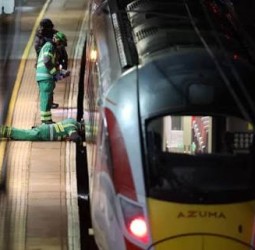 லண்டனில் ஓடும் ரயிலில் கத்திக்குத்து; 10 பேர் காயம் - இருவர் கைது