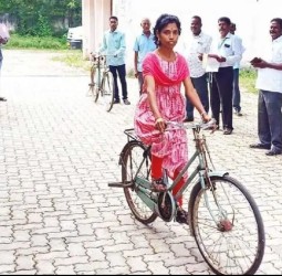 அணைக்கட்டு வட்டாட்சியருக்கு சைக்கிள் ஓட்டி காண்பித்த தேர்வர்கள் !