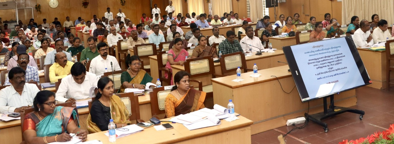 அலுவலக கூட்டரங்கத்தில் பதிவுத்துறை அலுவலர்களின் பணி