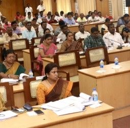 அலுவலக கூட்டரங்கத்தில் பதிவுத்துறை அலுவலர்களின் பணி