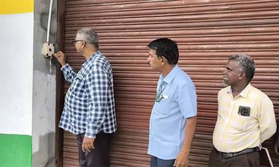 இயற்கை உரம் பதுக்கல்: கிடங்குக்கு அதிகாரிகள் சீல்