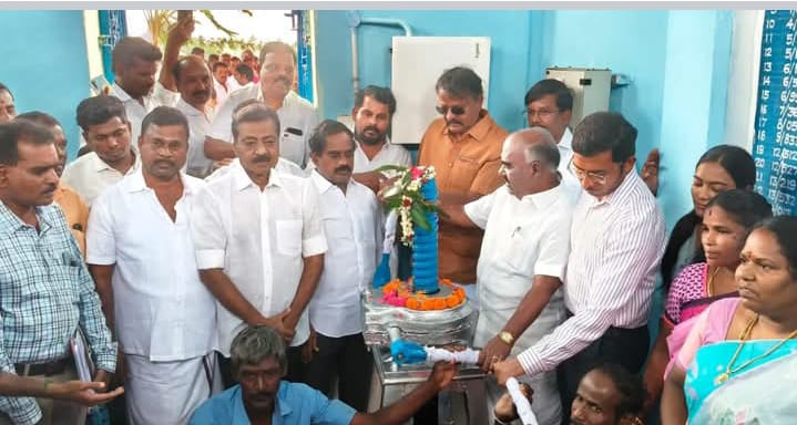 வீடூர் அணை நிரம்பியதால் இன்று நவம்பர் 19 விழுப்புரம் ஆட்சித் தலைவர் ஷேக் அப்துல் ரகுமான் அணையில் இருந்து பாசனத்திற்கு தண்ணீர் திறந்து வைத்தார்