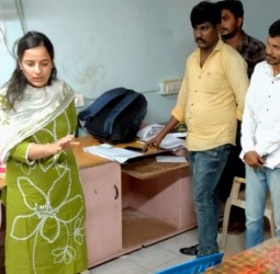 வாக்காளர்களின் பூர்த்தி செய்யப்பட்ட படிவங்களை செயலியில் பதிவேற்றம் செய்யும் பணியினை மாநகராட்சி ஆணையாளர் மோனிகா ராணா ஆய்வு