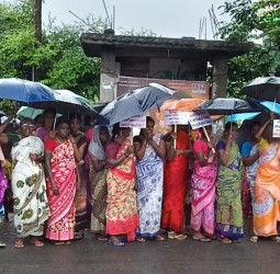 கொட்டும் மழையில் பெண்கள் ஆர்ப்பாட்டம்