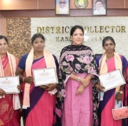 எஸ்ஐஆர் பணிகளை 100 சதவீதம் நிறைவேற்றிய வாக்குச்சாவடி நிலை அலுவலர்களுக்கு கலெக்டர் கலைசெல்வி பொன்னாடை போர்த்தி பாராட்டுச் சான்றிதழ்