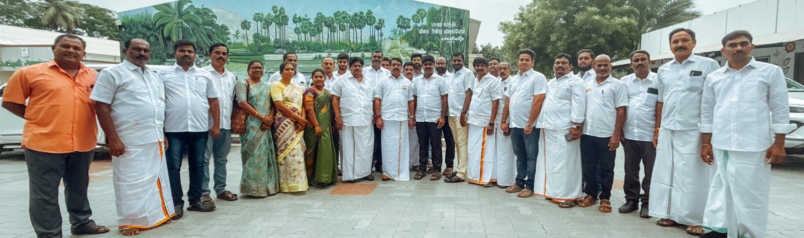 புதிதாக பொறுப்பேற்ற பாஜக நிர்வாகிகள், மேற்கு மாவட்டத் தலைவர் ராஜேஷ் குமார் தலைமையில் மாநிலத்தலைவர் நயினார் நாகேந்திரனை சந்தித்து வாழ்த்து