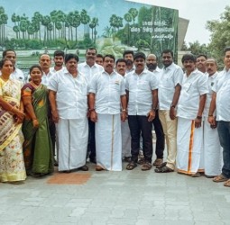 புதிதாக பொறுப்பேற்ற பாஜக நிர்வாகிகள், மேற்கு மாவட்டத் தலைவர் ராஜேஷ் குமார் தலைமையில் மாநிலத்தலைவர் நயினார் நாகேந்திரனை சந்தித்து வாழ்த்து