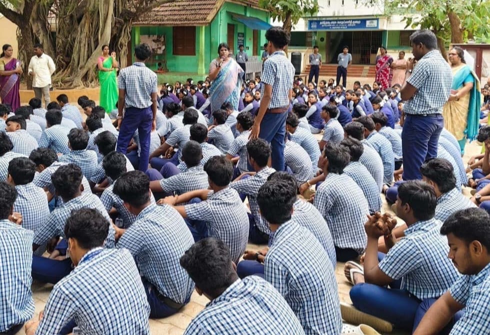 மாணவர், மாணவிகளுடன் கலெக்டர் அழகுமீனா நேற்று  கலந்துரையாடல்