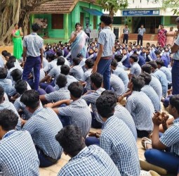 மாணவர், மாணவிகளுடன் கலெக்டர் அழகுமீனா நேற்று  கலந்துரையாடல்