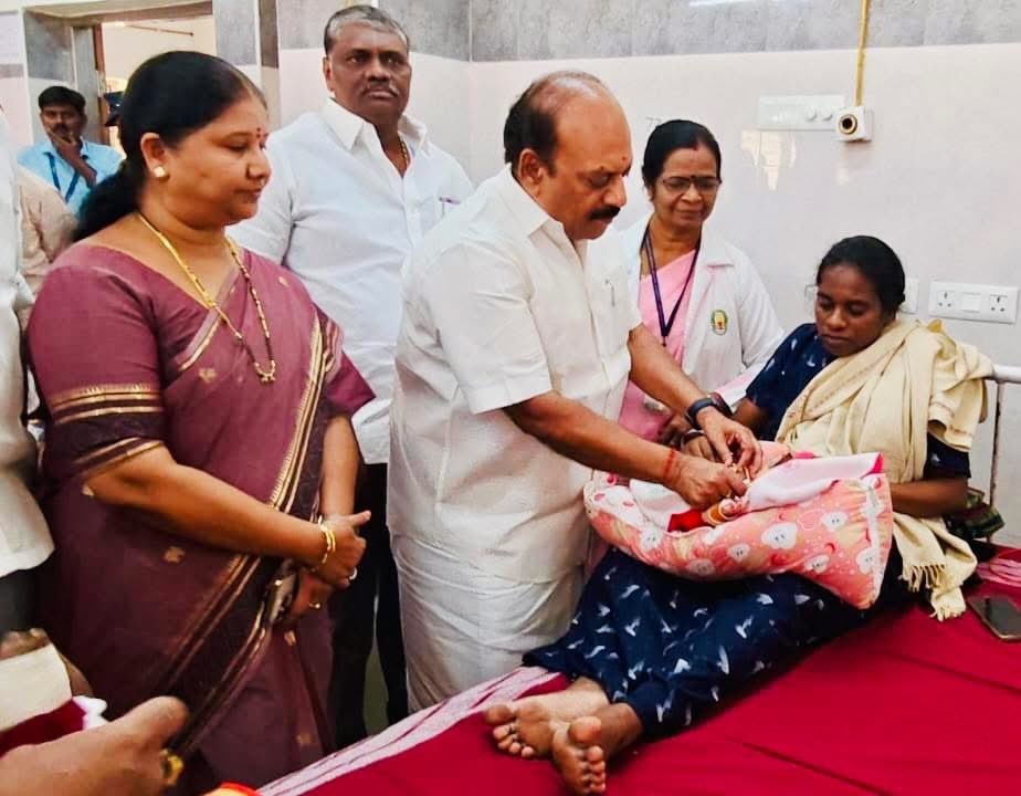செங்கல்பட்டு அரசு மருத்துவக் கல்லூரி மருத்துவமனையில் பிறந்த 30 குழந்தைகளுக்கு தங்க மோதிரம்