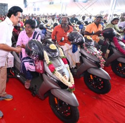 மாற்றுத் திறனாளிகளுக்கு பெட்ரோல் ஸ்கூட்டர்கள்