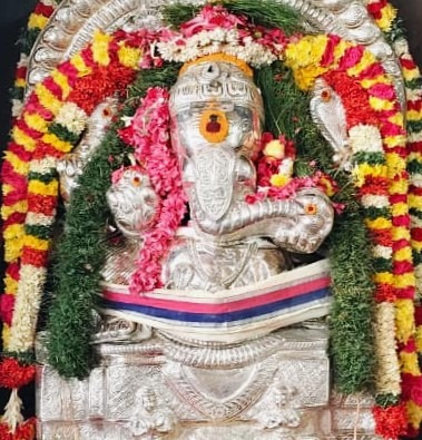 பழனி மலைக்கோயிலில் வெள்ளிக் கவச அலங்காரத்தில் ஆனந்த விநாயகர்