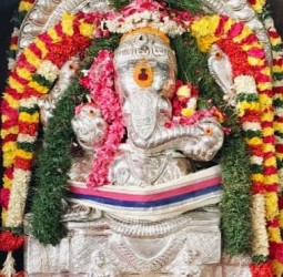 பழனி மலைக்கோயிலில் வெள்ளிக் கவச அலங்காரத்தில் ஆனந்த விநாயகர்