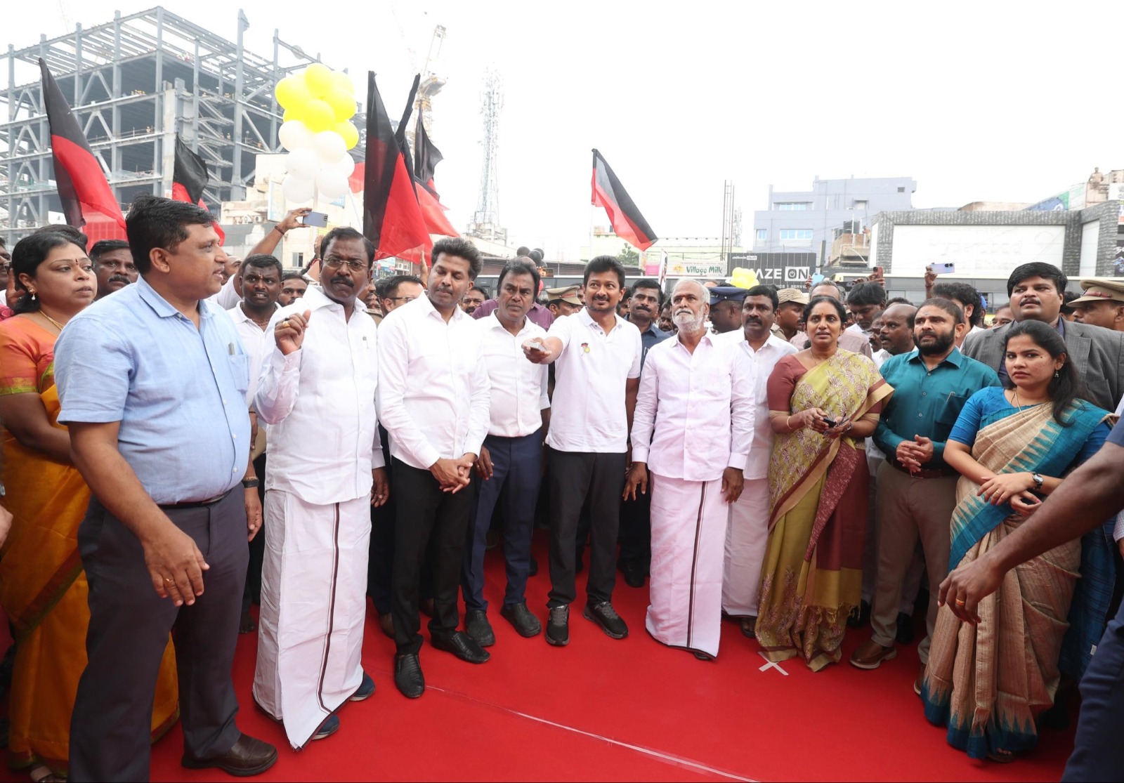 நவீன வசதிகளுடன் மேம்படுத்தப்பட்டுள்ள அம்பத்தூர் தொழிற்பேட்டை பேருந்து நிலையம்