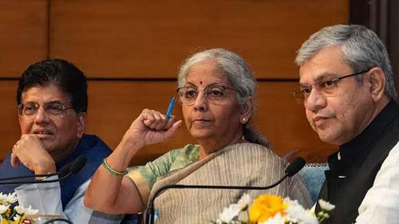 ஜிஎஸ்டி விகிதக் குறைப்பால் நுகா்வு அதிகரிப்பு: மத்திய நிதியமைச்சகம்!